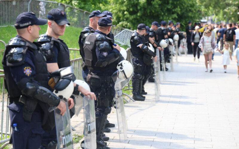 Pionirski park posle izborne pobede Studentske liste: Porušeni šatori, polomljena ograda