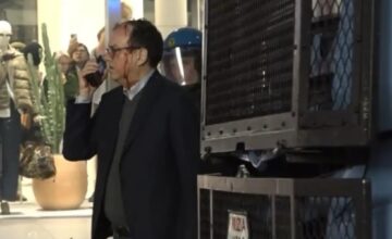 Policijski rukovodilac pogođen kamenom u glavu na Duomu, nastavio da koordinira policajce