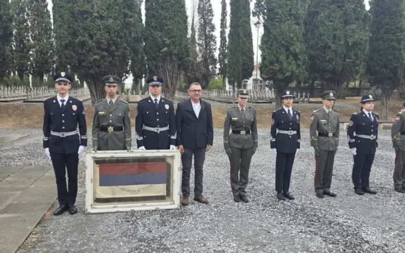 Pronađena srpska trobojka u Kanadi: Posle više od veka stigla na vojničko groblje u Solunu