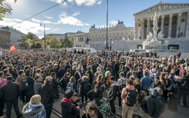 Protest u Beču: Maskirani demonstranti povredili policajca
