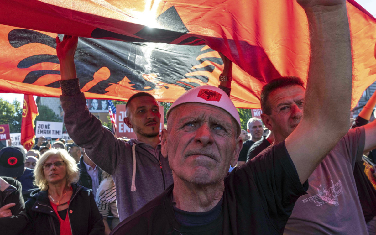 Razbijeni prozori na zgradi skupštine u Prištini, pristalice tzv. OVK i dalje blokiraju ulaz