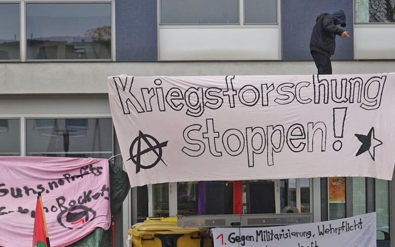 Studenti blokirali institut u Berlinu: Protiv rezova i naoružavanja