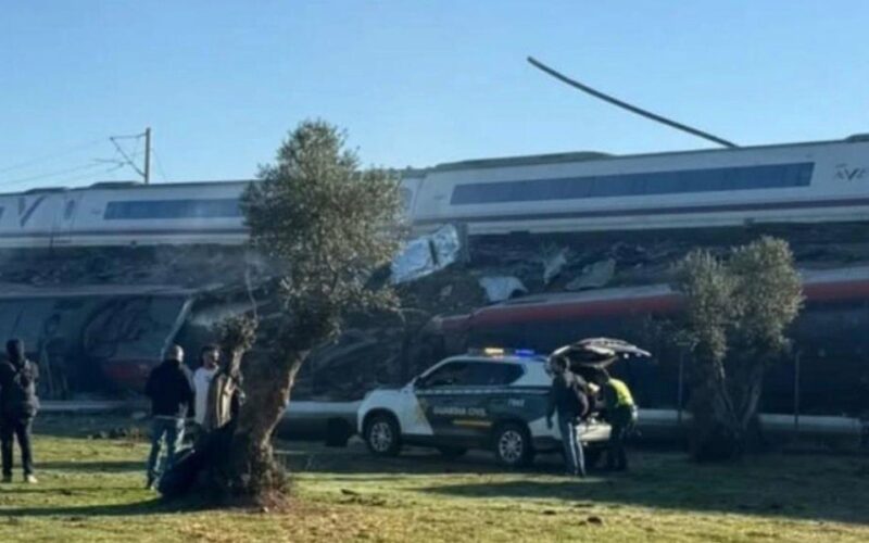 Teška železnička nesreća na liniji iz Madrida: Najmanje 46 poginulih