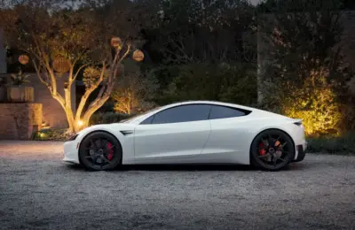 Tesla predstavila „leteći“ Roadster: Automobil izveo salto u vazduhu
