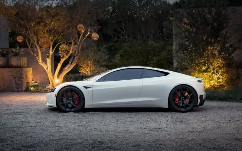 Tesla predstavila „leteći“ Roadster: Automobil izveo salto u vazduhu