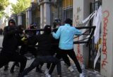 Novi sukobi u Tirani: Zapaljen ulaz u ministarstvo, policija upotrebila suzavac