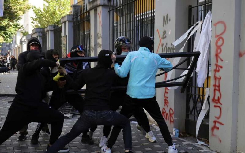 Tirana u haosu: Sukobi na ulicama, 16 uhapšenih i pet suspendovanih policajaca