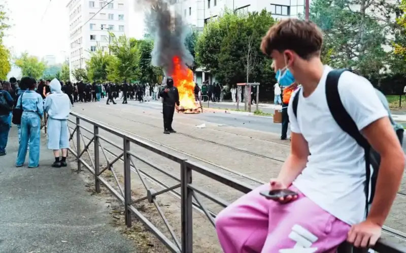 Tokom protesta u francuskoj policija raznela ruku decaku