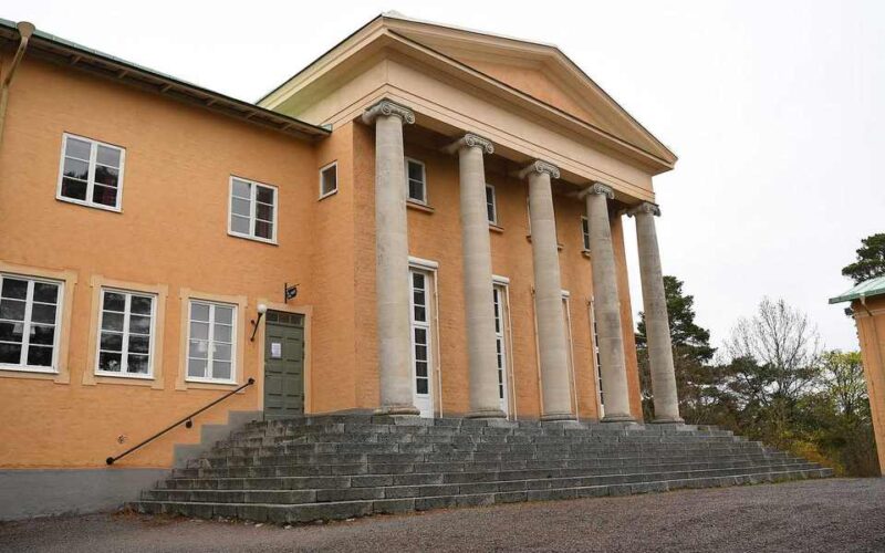 Užas u elitnoj švedskoj školi: Mlađe učenike terali da se skidaju i ližu pod