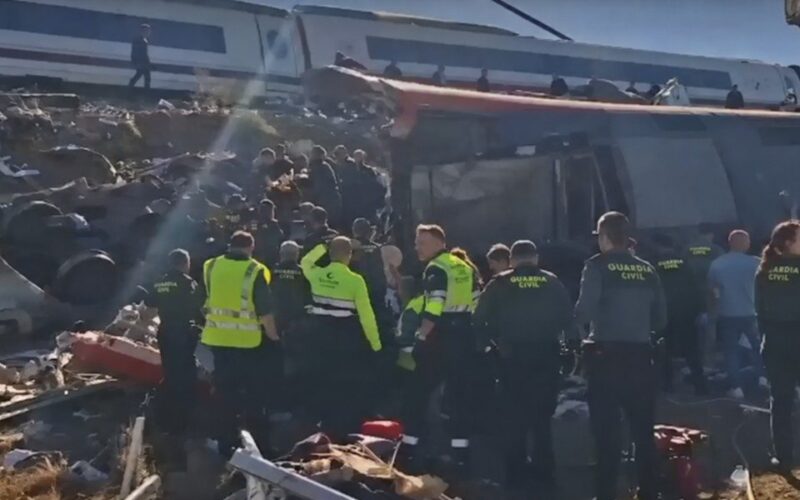 Voz stajao na pruzi, drugi dobio dozvolu da nastavi kretanje: Novi detalji tragedije u Španiji