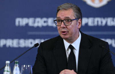 Vučić poručio: Država se brani olovkom, a ne pesnicama