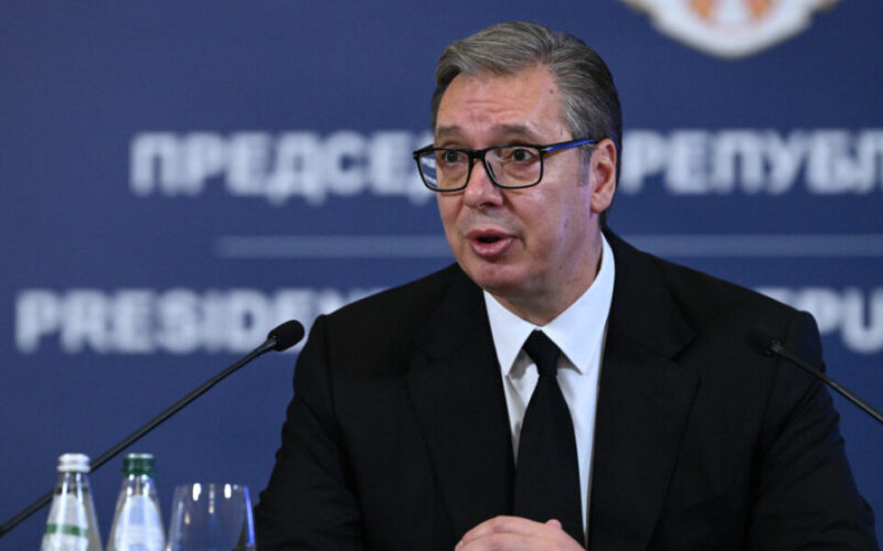 Vučić poručio: Država se brani olovkom, a ne pesnicama